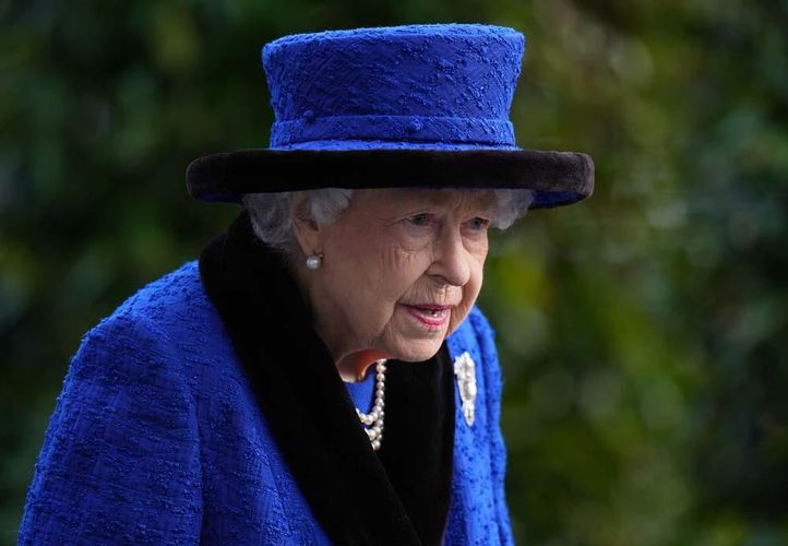 エリザベス女王、フィリップ王配追悼式典で涙…王配公式カラーと思い出のブローチと共に出席