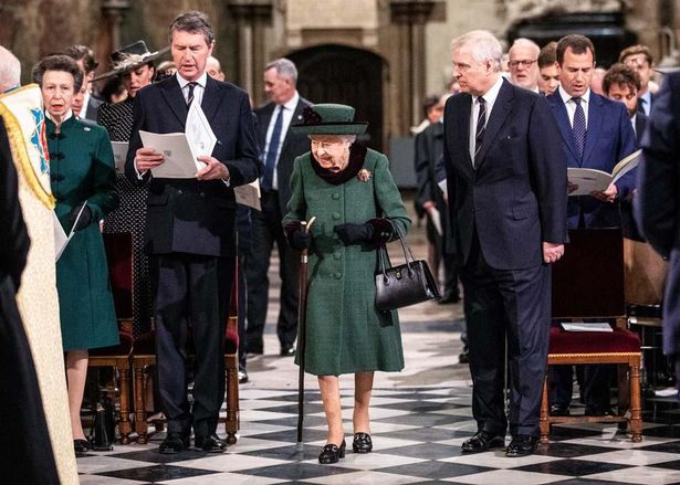 【写真を見る】杖をつきながらフィリップ王配の追悼式典に参加したエリザベス女王