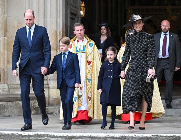 【写真を見る】久々に公の場に登場したジョージ王子とシャーロット王女！手をつないでフィリップ王配の追悼式典に参列