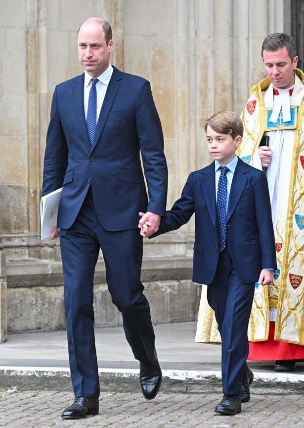 ウィリアム王子とお揃いの紺のスーツで登場したジョージ王子