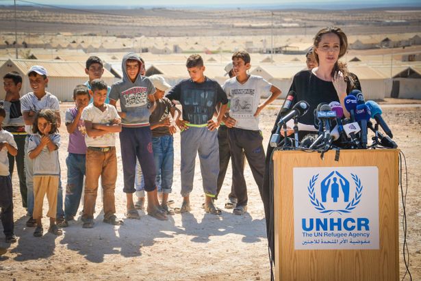 【写真を見る】2012年からUNHCR特使を務めるアンジェリーナ・ジョリー、シリアやイエメンなど多数の紛争地を訪ねる