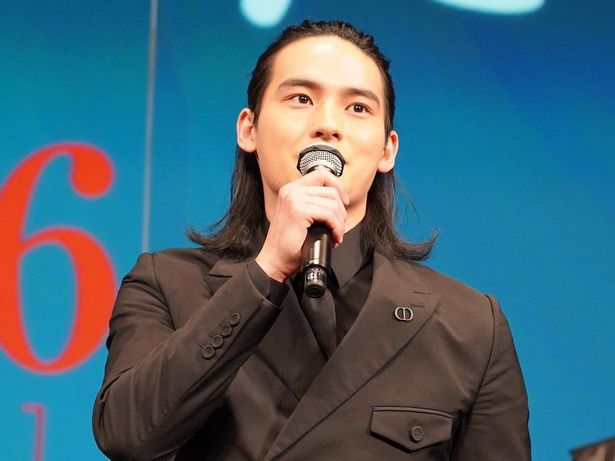 肩まで伸びた髪を束ねて登場した岡田健史