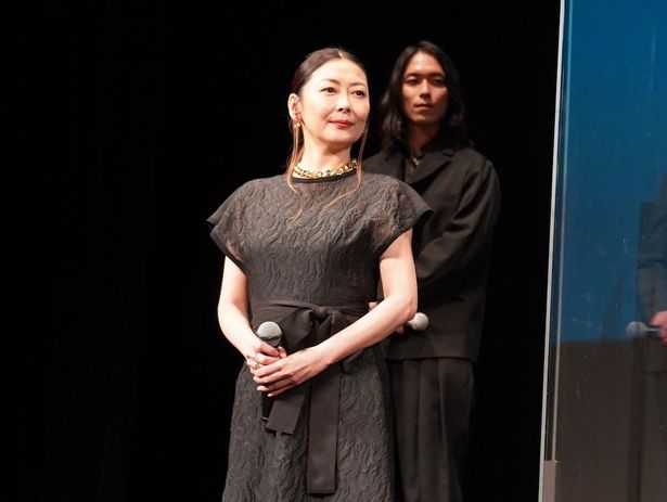 【写真を見る】「多面性がある」と告白！共演者を驚かせた、黒のシックな装いの中山美穂