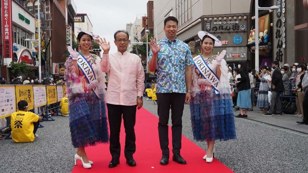 第40代沖縄観光親善大使ミス沖縄の2人も笑顔でレッドカーペットを歩いた