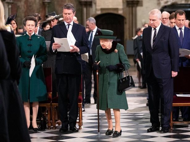 3月に行われたフィリップ王配の追悼式典には、杖をつきながら参加した