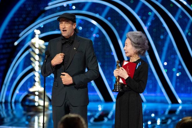 【写真を見る】第94回アカデミー賞授賞式で世界が感動した瞬間…舞台上で寄り添うトロイ・コッツァーとユン・ヨジョン
