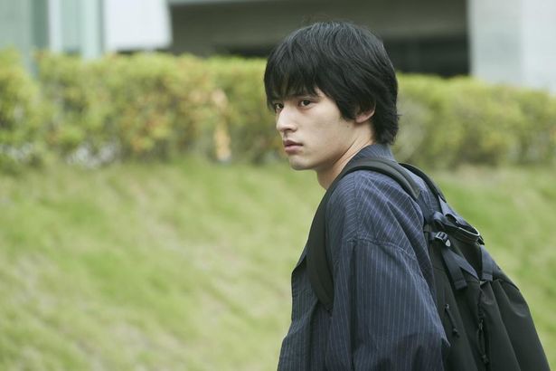岡田健史が連続殺人犯の榛村から事件捜査の依頼を受ける孤独な大学生、雅也を演じる