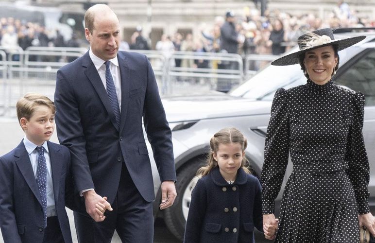 ジョージ王子とシャーロット王女、家族コーデで初のイースター礼拝へ
