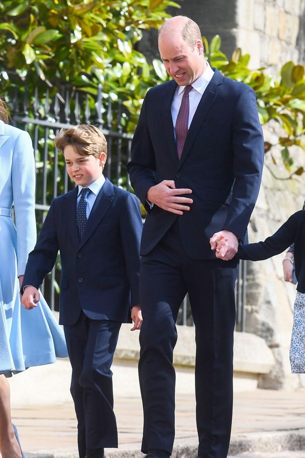 ウィリアム王子、ジョージ王子はおそろいのネイビーのスーツ