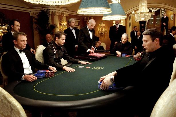 得意のポーカーでル・シッフルは、緊迫感あふれる心理戦をジェームズ・ボンドと繰り広げた(『007 カジノ・ロワイヤル』)
