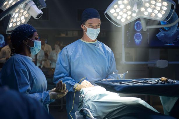 かつて天才外科医だったドクター・ストレンジは、交通事故により両腕の自由を失う(写真は『ドクター・ストレンジ』より)