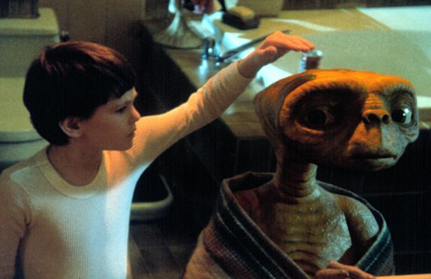 10歳の少年エリオットは、地球に取り残された宇宙人E.T.と出会う
