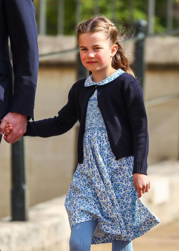 【写真を見る】シャーロット王女がイースター礼拝で着用したワンピースは…ウィリアム王子の幼少時代から御用達ブランドだった！