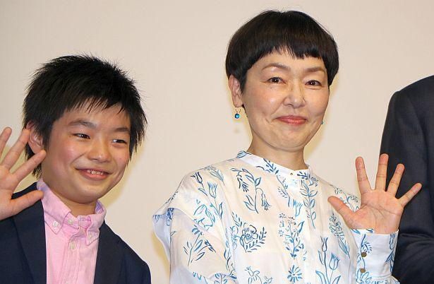 左から斎藤汰鷹と小林聡美。映画『ツユクサ』の初日舞台挨拶