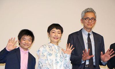 左から斎藤汰鷹、小林聡美、松重豊