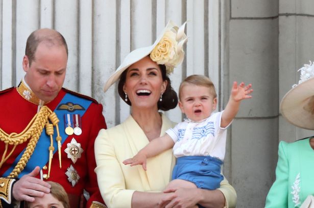 ルイ王子が4歳の誕生日写真で着用した衣装…そこにはキャサリン妃の想いが込められていた？