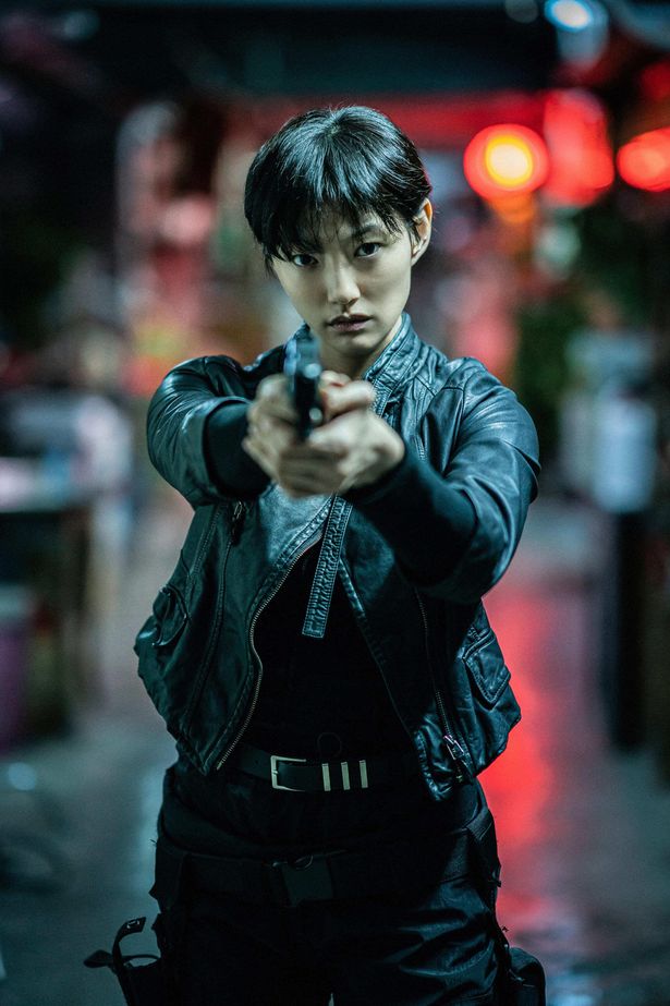 ベテラン上級エージェントとして颯爽と銃を構えるヒウォン役のイエル