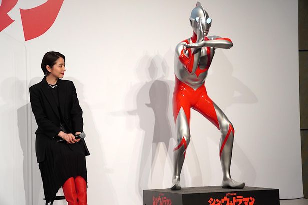 ウルトラマンを見つめた長澤まさみ