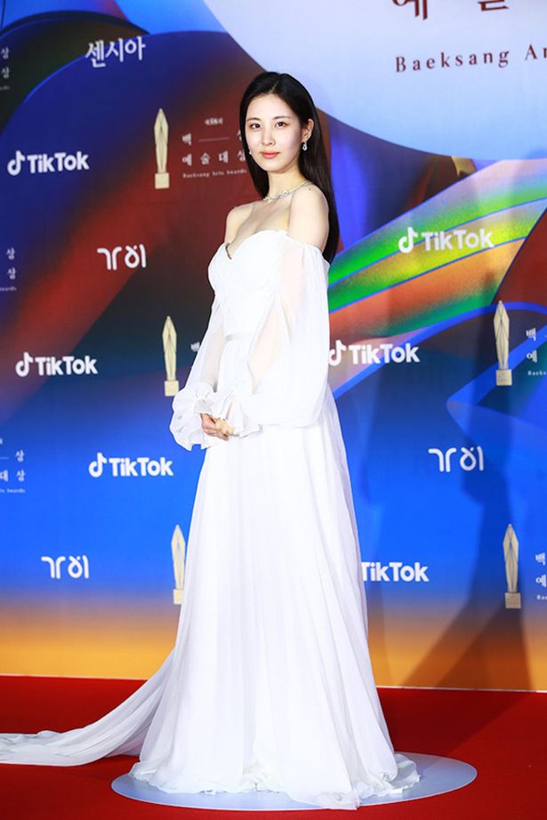ユナと同じくソヒョンも純白のドレスで登場