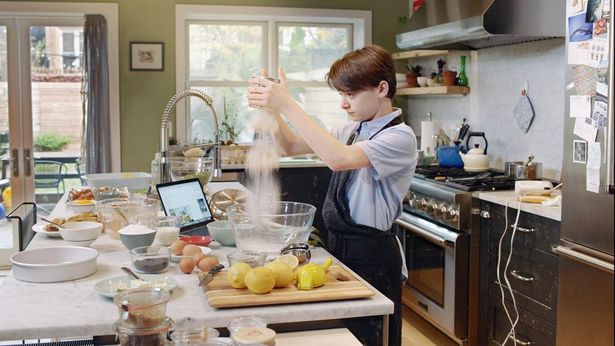 ノア・シュナップ演じる悩める少年が料理を心の拠りどころとしていく『エイブのキッチンストーリー』