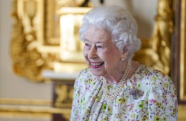 エリザベス女王 またもやウクライナ国旗カラーのワンピース着用で対面公務 画像1 7 最新の映画ニュースならmovie Walker Press