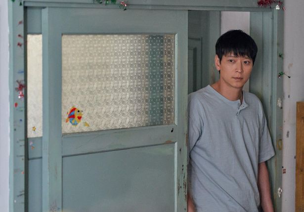 赤ちゃんポストがある施設で働くドンス役は『新感染半島 ファイナルステージ』のカン・ドンウォン