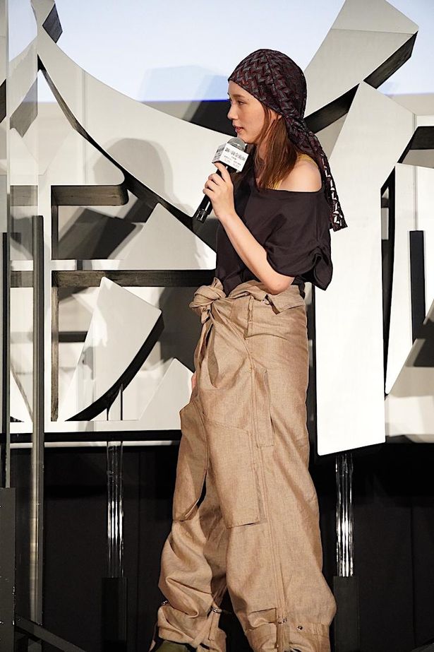 【写真を見る】本田翼、“現代版ウィンリィ”をテーマとした衣装で登場