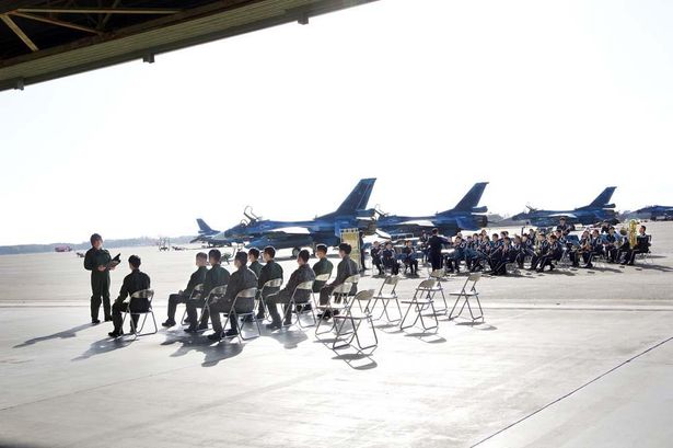 森川、現役パイロット、航空中央音楽隊の後ろには戦闘機という類を見ない光景
