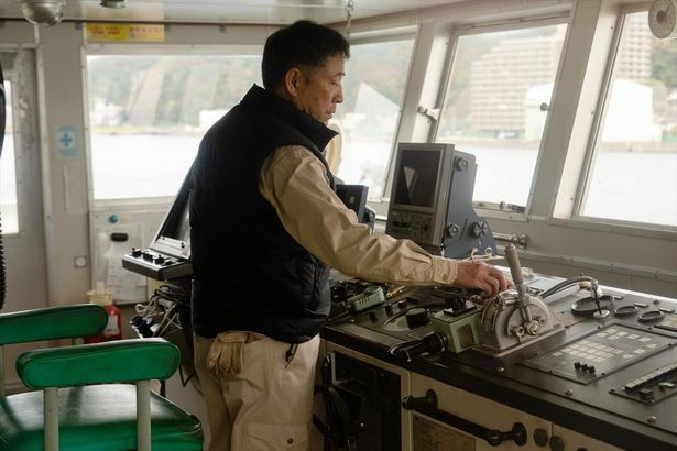 伊藤演じる淳は、両親が営む海運業の仕事に興味を示さずダラダラと生きていた
