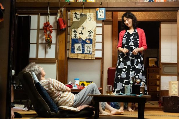 一人で暮らす雪を心配し、娘の花江(生田智子)は一緒に暮らすことを提案する