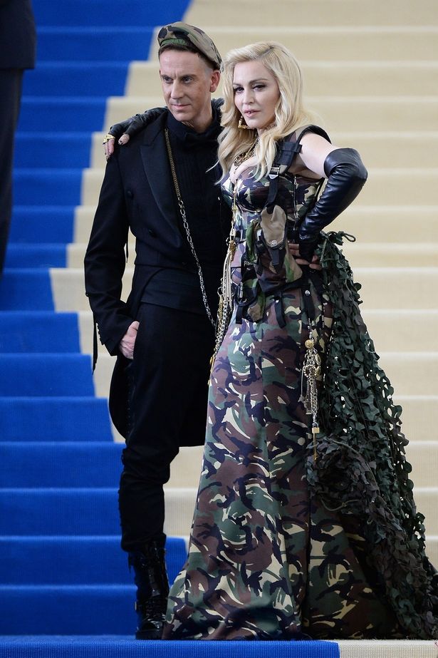 【写真を見る】METガラでの攻めたファッションで注目の的となったマドンナの全身ショット
