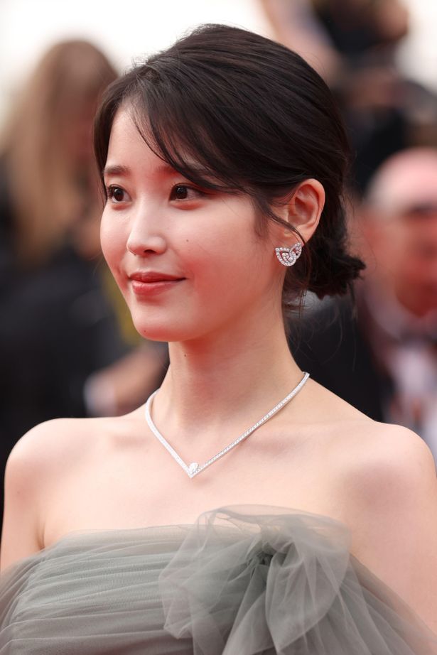 【写真を見る】イ・ジウン(IU)がオフショルのロングドレスでエレガントに登場！会場中にIUコールが響き渡る