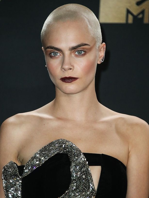 C デルヴィーニュ レッドカーペットで坊主頭デビュー 画像1 3 Movie Walker Press