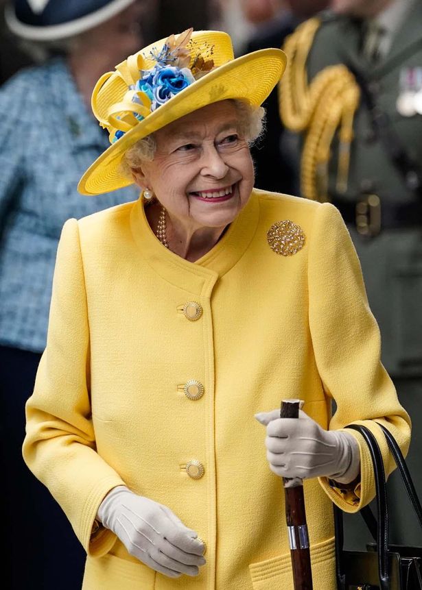 【写真を見る】全身イエローの装いのエリザベス女王、杖をつきながら笑顔で公務！
