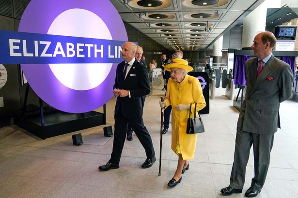 地下鉄エリザベス線の開通式に出席したエリザベス女王