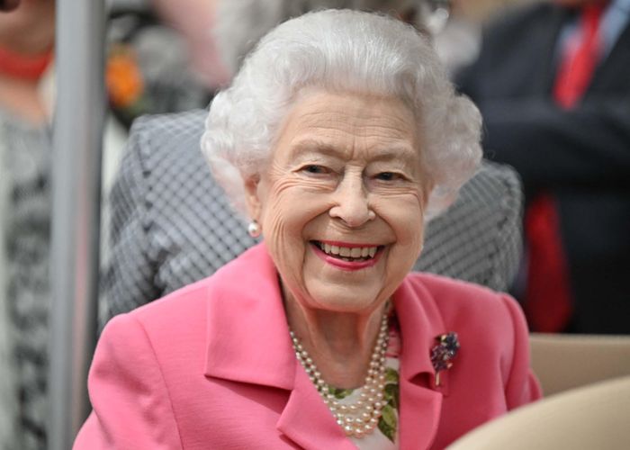 エリザベス女王、地下鉄開通式で見せたウクライナカラーの装いで英王室のサポートを示す