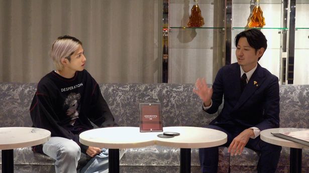 志尊淳は渋谷、新宿など繁華街を訪ね、様々な職業の人物に話を聞いていく