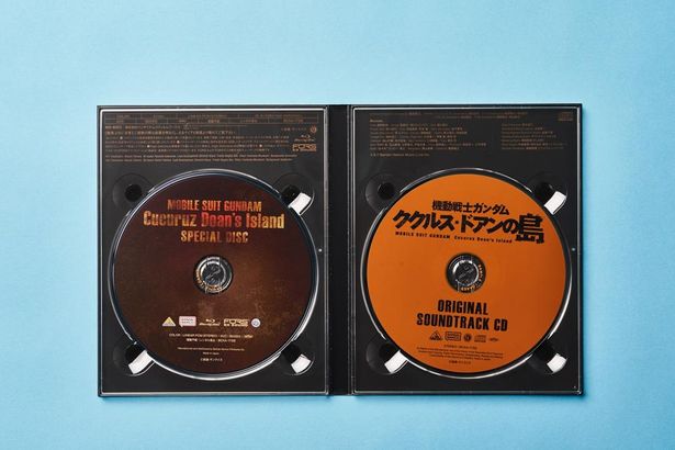 オリジナルサウンドトラックCD(右)と「『機動戦士ガンダム ククルス・ドアンの島』ザクの日スペシャル会見」の模様が収録された特典Blu-ray(左)
