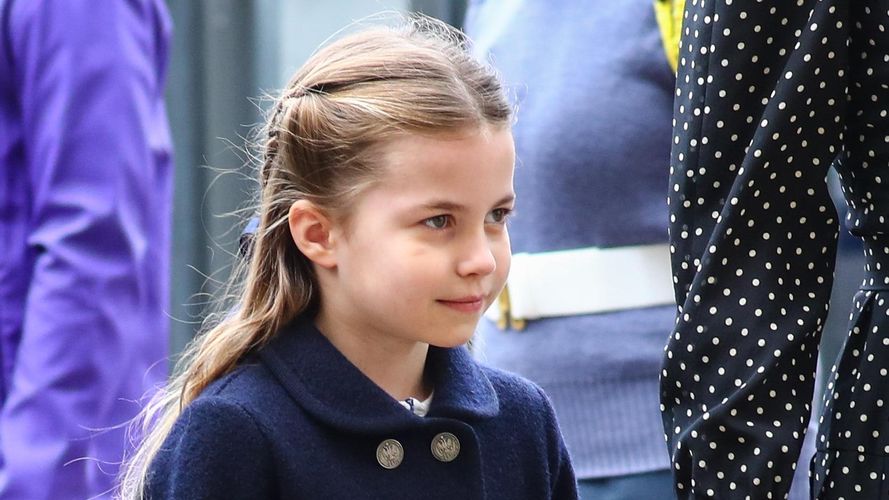 シャーロット王女 エリザベス女王とカラーコーデのワンピースが即完売 最新の映画ニュースならmovie Walker Press