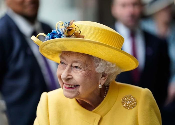エリザベス女王、プラチナ・ジュビリーで国旗カラーコーデ！英王室の結束を示す