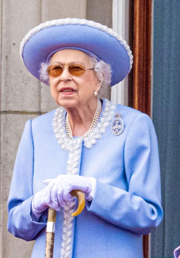 【写真を見る】上品なペールブルーの装いで登場したエリザベス女王
