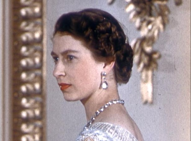 【写真を見る】1952年に25歳の若さでエリザベス2世に即位。若き日の姿から、見たことのない素顔まで！