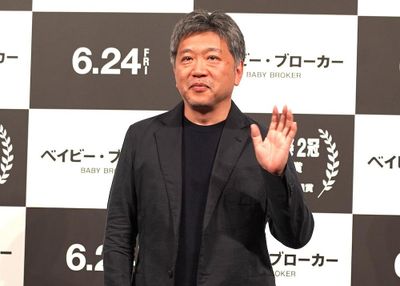 第75回カンヌ国際映画祭にて2冠を達成！『ベイビー・ブローカー』の凱旋記者会見に登場した是枝裕和監督