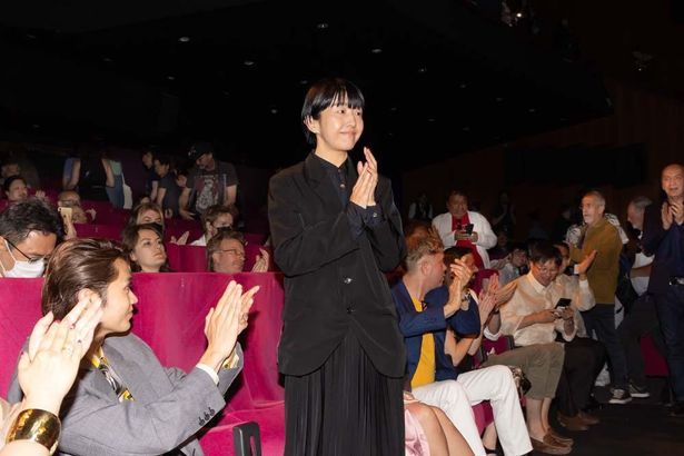 第75回カンヌ国際映画祭にて、カメラドール特別賞を受賞した早川千絵監督