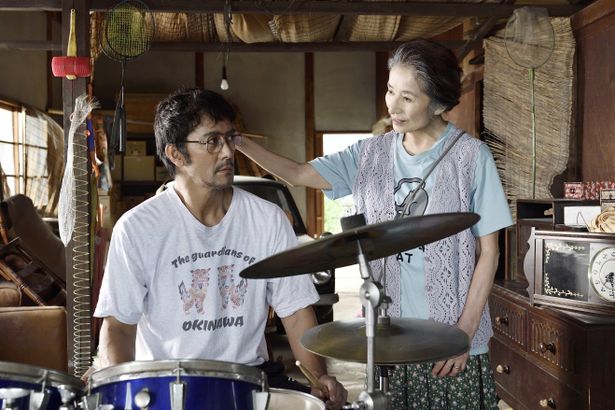 成瀬の母の幸子を演じるのは倍賞美津子