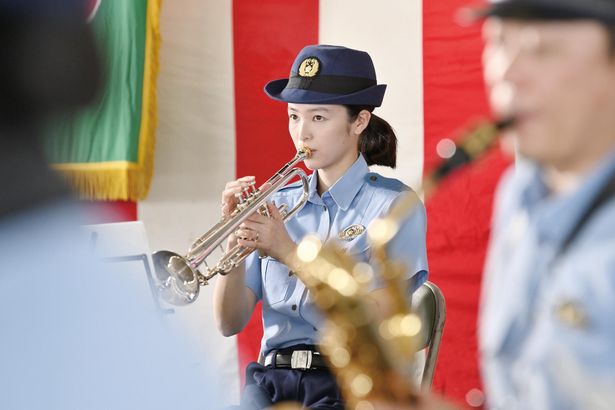 【写真を見る】警察音楽隊の一員に扮した清野菜名はトランペットを担当！