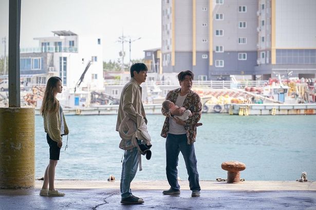 子どもの母親とブローカーの男たちが、里親を見つけるために韓国を旅していくロードムービーでもある『ベイビー・ブローカー』