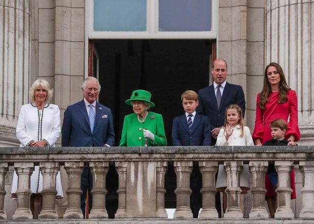 英王室が全員集合でエリザベス女王の即位70周年を祝う