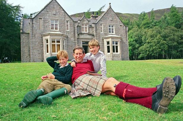 【写真を見る】チャールズ皇太子が父の日に投稿した、子ども時代のウィリアム王子、ヘンリー王子との心温まる写真