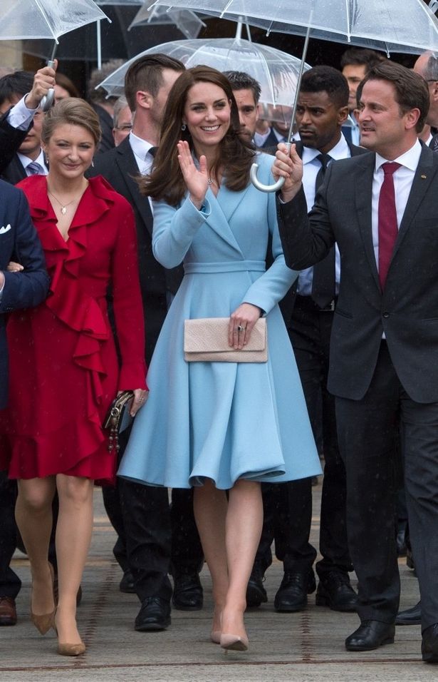 【写真を見る】上品なコートドレスで登場したキャサリン妃の全身ショット